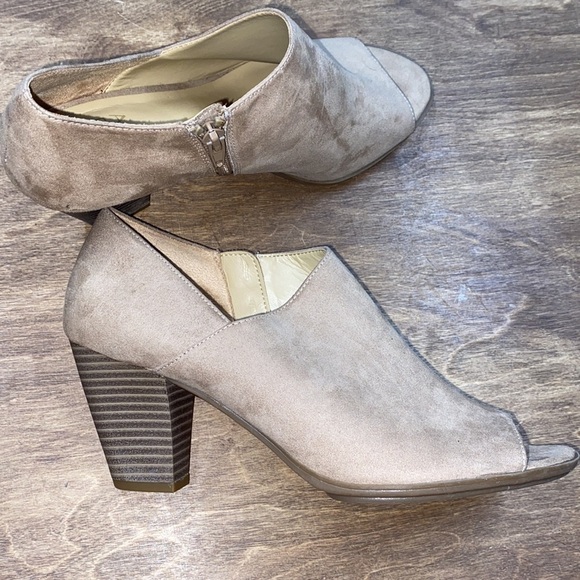 Naturalizer ankle booties open toe faux suede size 9M - Picture 5 of 7